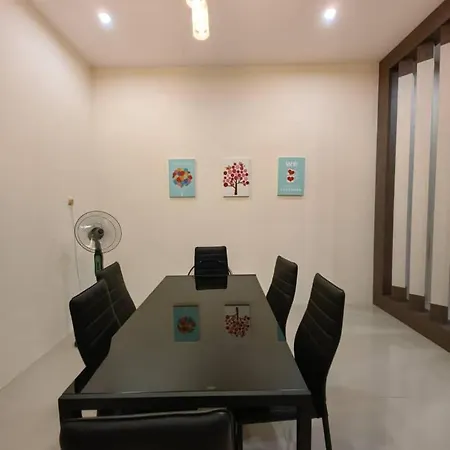 Little Orange Homestay Bintulu Exterior photo