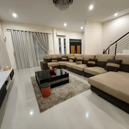 Little Orange Homestay Bintulu Exterior photo